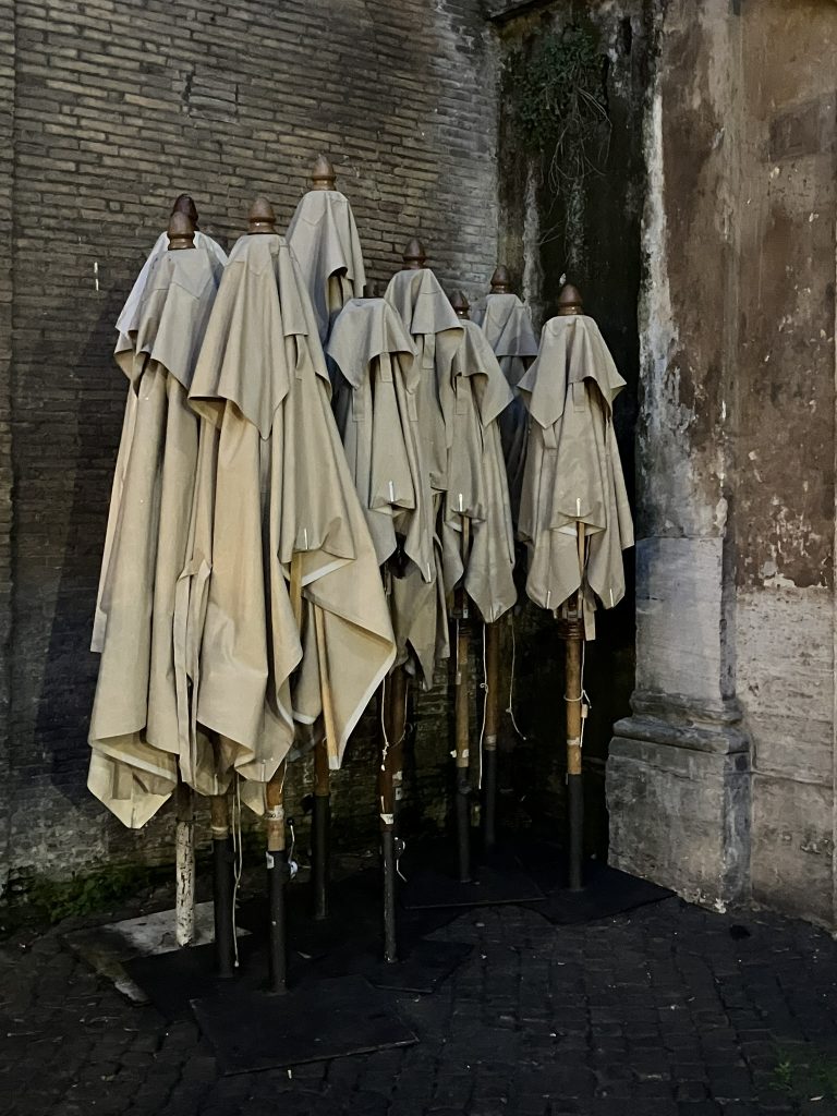 Parasols en oude muren